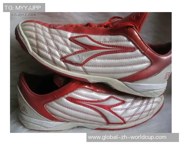 如何辨别足球鞋的真伪技巧与注意事项全面解析 如何辨别足球鞋的真伪技巧与注意事项全面解析